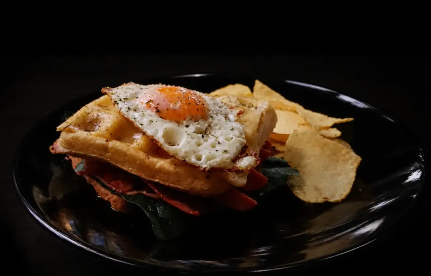 Los waffles de la casa: Waffle con huevo estrellado y papas.